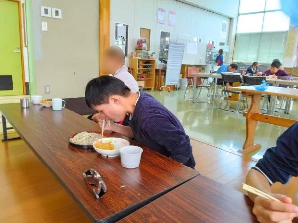 そばを食べる様子