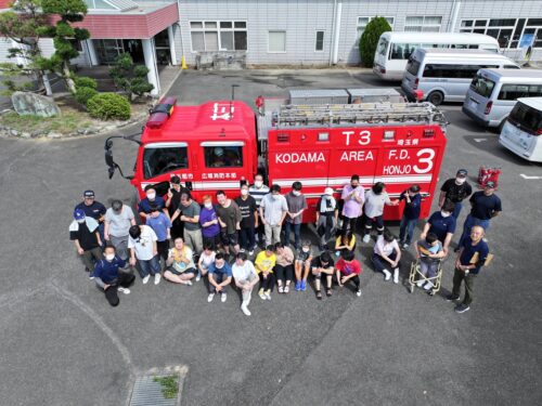 消防車の前で利用者さんの記念撮影