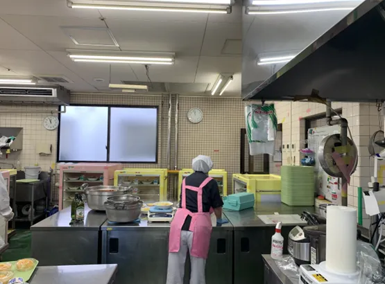 厨房でスタッフが作業している様子