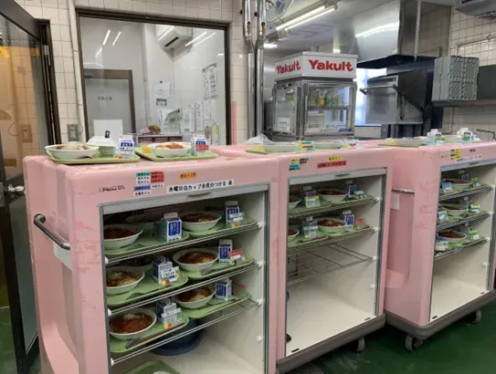 ワゴン車に食事を積んでいるところ